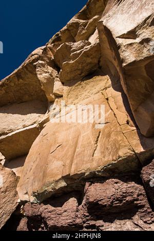 I petroglifi sul ranch McConkie nella forchetta asciutta del canyon di Ashley nello Utah settentrionale sono stati scolpiti nella pietra arenaria dalla gente della coltura di Fremont Foto Stock