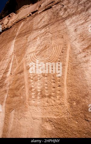 I petroglifi sul ranch McConkie nella forchetta asciutta del canyon di Ashley nello Utah settentrionale sono stati scolpiti nella pietra arenaria dalla gente della coltura di Fremont Foto Stock