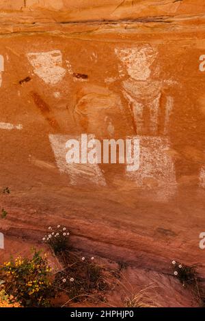 Dettaglio di due figure nel pannello di pittogrammi a tredici facce, dipinto più di 700 anni fa in quello che sembra essere lo stile Fremont dell'arte rock Canyonl Foto Stock