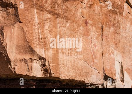 I petroglifi sul ranch McConkie nella forchetta asciutta del canyon di Ashley nello Utah settentrionale sono stati scolpiti nella pietra arenaria dalla gente della coltura di Fremont Foto Stock