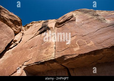 I petroglifi sul ranch McConkie nella forchetta asciutta del canyon di Ashley nello Utah settentrionale sono stati scolpiti nella pietra arenaria dalla gente della coltura di Fremont Foto Stock