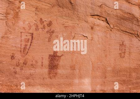 Il Flying Carpet Pictograph Panel è un pannello di arte rupestre dipinto in stile Barrier Canyon in un canyon remoto nel Canyonlands National Park dello Utah. È es Foto Stock