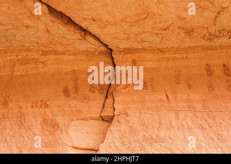 Antichi pittogrammi nativi americani di stampe a mano stilizzate nell'area di Devil's Lane del Needles District of Canyonlands National Park nello Utah. Th Foto Stock