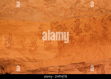 Antichi pittogrammi nativi americani di stampe a mano stilizzate nell'area di Devil's Lane del Needles District of Canyonlands National Park nello Utah. Th Foto Stock