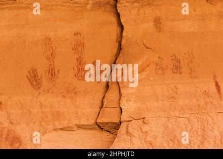 Antichi pittogrammi nativi americani di stampe a mano stilizzate nell'area di Devil's Lane del Needles District of Canyonlands National Park nello Utah. Th Foto Stock