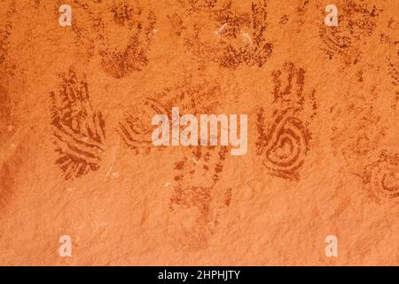 Antichi pittogrammi nativi americani di stampe a mano stilizzate nell'area di Devil's Lane del Needles District of Canyonlands National Park nello Utah. Th Foto Stock