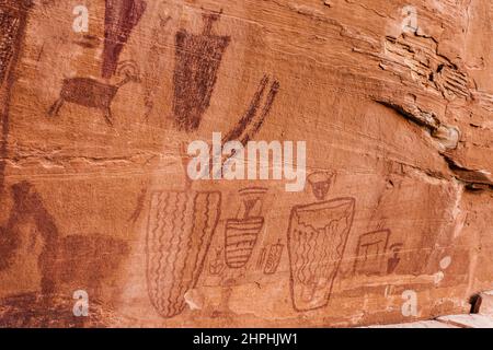 Il Flying Carpet Pictograph Panel è un pannello di arte rupestre dipinto in stile Barrier Canyon in un canyon remoto nel Canyonlands National Park dello Utah. È es Foto Stock