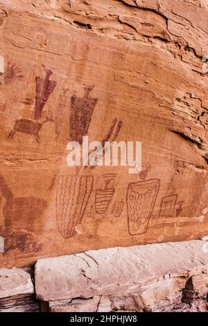 Il Flying Carpet Pictograph Panel è un pannello di arte rupestre dipinto in stile Barrier Canyon in un canyon remoto nel Canyonlands National Park dello Utah. È es Foto Stock