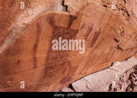 Il Flying Carpet Pictograph Panel è un pannello di arte rupestre dipinto in stile Barrier Canyon in un canyon remoto nel Canyonlands National Park dello Utah. È es Foto Stock