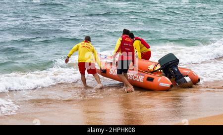 Sydney, nuovo Galles del Sud Australia - Dicembre 26 2021: I salvavita di Mona vale Beach entrano in acqua con la loro barca di salvataggio gonfiabile su un exerc di addestramento Foto Stock