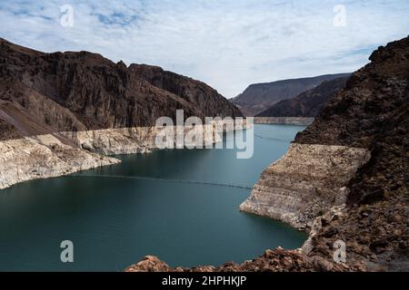 Linea di acqua bassa del fiume Colorado alla diga di Hoover che mostra l'estensione della siccità record, Arizona e Nevada Foto Stock