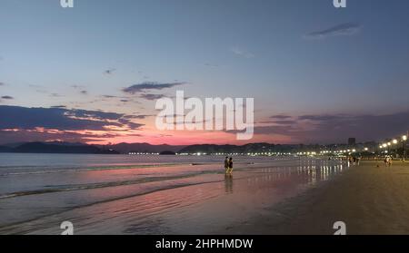 Santos, San Paolo, Brasile. 21st Feb 2022. (INT) i bagnanti si godono il tramonto a Ponta da Praia, a Santos. 21 febbraio 2022, Santos, Sao Paulo, Brasile: I bagnanti si godono il tramonto a Ponta da Praia, a Santos, sulla costa meridionale di Sao Paulo, il lunedì (21), l'inizio della settimana di festa di Carnevale. (Credit Image: © Luigi Bongiovanni/TheNEWS2 via ZUMA Press Wire) Foto Stock