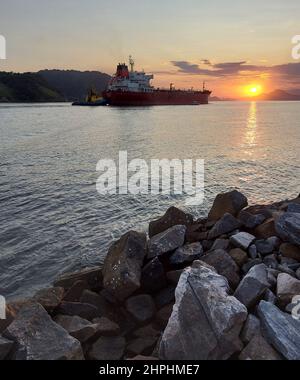 Santos, San Paolo, Brasile. 21st Feb 2022. (INT) i bagnanti si godono il tramonto a Ponta da Praia, a Santos. 21 febbraio 2022, Santos, Sao Paulo, Brasile: I bagnanti si godono il tramonto a Ponta da Praia, a Santos, sulla costa meridionale di Sao Paulo, il lunedì (21), l'inizio della settimana di festa di Carnevale. (Credit Image: © Luigi Bongiovanni/TheNEWS2 via ZUMA Press Wire) Foto Stock