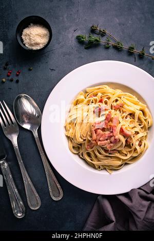 Tagliatelle carbonara su sfondo nero Foto Stock