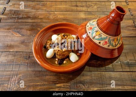 La tagine, per la sua pronuncia, è un piatto tradizionale della cucina arabo-berbera di origine berbera che porta il nome del vaso di argilla in cui è Foto Stock