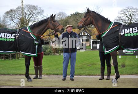 Nicky Henderson con sinistra Constitution Hill e destra Jon Bon che sono dovuti correre l'uno contro l'altro nella barriera Suprema del novizio. Allenatore di corse Ni Foto Stock