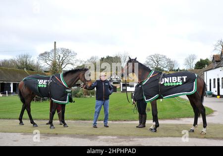 Nicky Henderson con sinistra Constitution Hill e destra Jon Bon che sono dovuti correre l'uno contro l'altro nella barriera Suprema del novizio. Allenatore di corse Ni Foto Stock