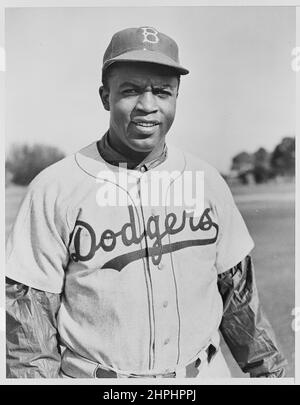 Jackie Robinson nella sua Brooklyn Dodgers uniforme ca. 1950 Foto Stock