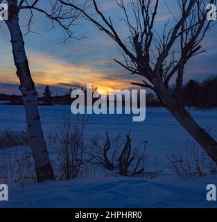 Gli ultimi raggi di luce sul Flowage Chippewa nel Wisconsin settentrionale. Foto Stock