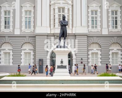Statua in bronzo di Stamford Raffles di Thomas Woolner di fronte al Victoria Theatre e alla Concert Hall - Singapore Foto Stock