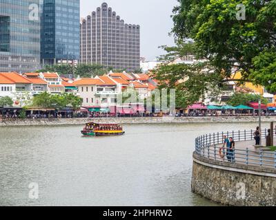 Boat Quay è un molo storico sulla riva meridionale del fiume Singapore, lungo tutto il tragitto tra il Ponte Elgin e il Ponte Cavenagh - Singapore Foto Stock