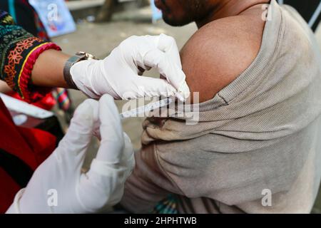 Dhaka, Bangladesh. 21st Feb 2022. Le persone svantaggiate del Bangladesh ricevono una dose del vaccino contro il coronavirus J&J in un centro di inoculazione improvvisato, mentre il governo porta la propria campagna di vaccinazione alla base, a Dhaka, Bangladesh, il 21 febbraio 2022. (Foto di Suvra Kanti Das/Sipa USA) Credit: Sipa USA/Alamy Live News Foto Stock