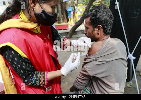 Dhaka, Bangladesh. 21st Feb 2022. Le persone svantaggiate del Bangladesh ricevono una dose del vaccino contro il coronavirus J&J in un centro di inoculazione improvvisato, mentre il governo porta la propria campagna di vaccinazione alla base, a Dhaka, Bangladesh, il 21 febbraio 2022. (Foto di Suvra Kanti Das/Sipa USA) Credit: Sipa USA/Alamy Live News Foto Stock