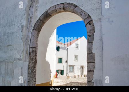 Scenografica Cascais Street nel centro storico. Foto Stock