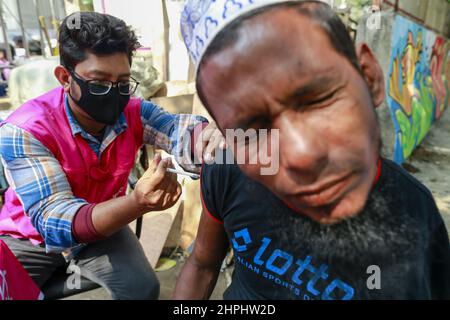 Dhaka, Bangladesh. 21st Feb 2022. Le persone svantaggiate del Bangladesh ricevono una dose del vaccino contro il coronavirus J&J in un centro di inoculazione improvvisato, mentre il governo porta la propria campagna di vaccinazione alla base, a Dhaka, Bangladesh, il 21 febbraio 2022. (Foto di Suvra Kanti Das/Sipa USA) Credit: Sipa USA/Alamy Live News Foto Stock