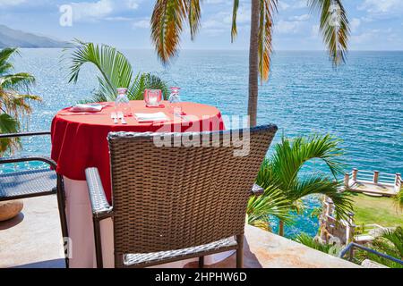 Puerto Vallarta, romantico ristorante di lusso che si affaccia sui paesaggi panoramici dell'oceano vicino alla Baia di Banderas. Foto Stock