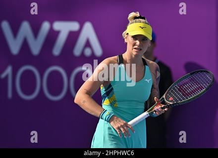 Doha, Qatar. 21st Feb 2022. Tereza Martincova della Repubblica Ceca reagisce durante il primo round del torneo di tennis WTA Qatar Open contro Elina Svitolina dell'Ucraina al Khalifa International Tennis Complex di Doha, capitale del Qatar, il 21 febbraio 2022. Credit: Nikku/Xinhua/Alamy Live News Foto Stock