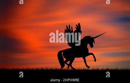 Unicorno saltando su Sky Sunset. Silhouette di Horse con ali e Horn Pegasus Foto Stock