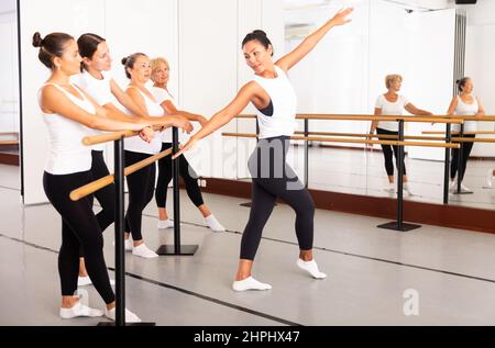 Allenatore di balletto che mostra le mosse di danza ai suoi studenti Foto Stock