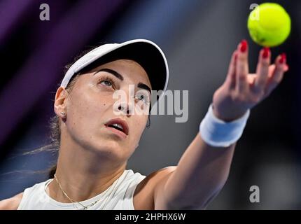 Doha, Qatar. 21st Feb 2022. Ana Konjuh di Croazia serve durante il round del 32 del torneo di tennis WTA Qatar Open contro Anet Kontaveit di Estonia al Khalifa International Tennis Complex di Doha, capitale del Qatar, il 21 febbraio 2022. Credit: Nikku/Xinhua/Alamy Live News Foto Stock