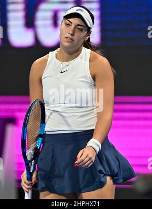 Doha, Qatar. 21st Feb 2022. Ana Konjuh di Croazia reagisce durante il round del 32 del torneo di tennis WTA Qatar Open contro Anet Kontaveit di Estonia al Khalifa International Tennis Complex di Doha, capitale del Qatar, il 21 febbraio 2022. Credit: Nikku/Xinhua/Alamy Live News Foto Stock