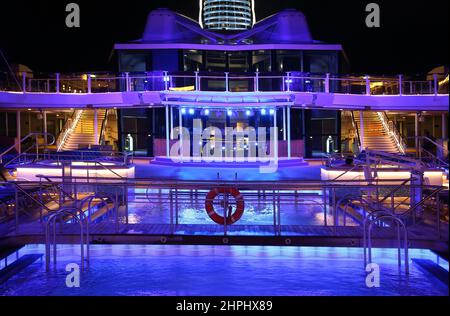 La piscina della nave da crociera di notte sul ponte superiore con vedute panoramiche. Foto Stock