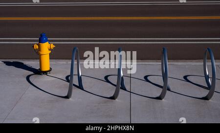 Dispositivo antincendio e di bloccaggio della bicicletta sul lato marciapiede Foto Stock