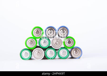 Batteria. Molte batterie su sfondo bianco. Batteria alcalina e alcalina. Batteria zinco e sale. Importazione di litio. Smaltimento dei rifiuti. Foto Stock