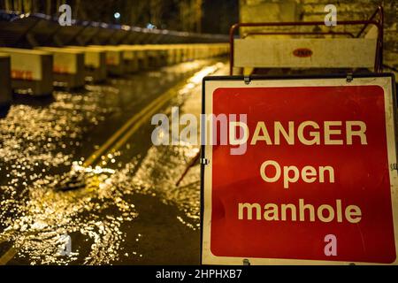 Bewdley Regno Unito. 21st Febbraio, 2022. L'Agenzia per l'ambiente ha emesso un avviso di alluvione grave per Beales Corner a Bewdley, Worcestershire a causa dei livelli estremamente elevati del fiume Severn che minacciano di superare le barriere temporanee di alluvione. I residenti in questa area a rischio di alluvione sono fortemente sollecitati ad evacuare le loro case a causa di alluvioni imminenti previste a causa di tempeste back-to-back e piogge intense. Credit: Lee Hudson/Alamy Live News Foto Stock