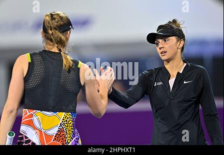 Doha, Qatar. 21st Feb 2022. Jaqueline Cristian (R) di Romania scrolla le mani con Elena Rybakina di Kazakistan dopo il primo round del torneo di tennis WTA Qatar Open al Khalifa International Tennis Complex di Doha, capitale del Qatar, il 21 febbraio 2022. Credit: Nikku/Xinhua/Alamy Live News Foto Stock