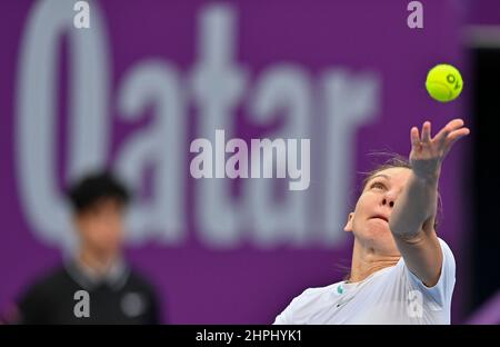 Doha, Qatar. 21st Feb 2022. Simona Halep di Romania serve durante il primo round della WTA Qatar Open torneo di tennis contro Caroline Garcia di Francia al Khalifa International Tennis Complex di Doha, capitale del Qatar, il 21 febbraio 2022. Credit: Nikku/Xinhua/Alamy Live News Foto Stock