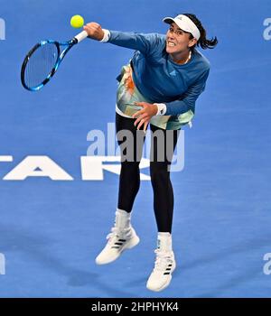 Doha, Qatar. 21st Feb 2022. Garbine Muguruza di Spagna serve durante il round del 32 del torneo di tennis WTA Qatar Open contro Sorana Cirstea di Romania al Khalifa International Tennis Complex di Doha, capitale del Qatar, il 21 febbraio 2022. Credit: Nikku/Xinhua/Alamy Live News Foto Stock