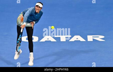 Doha, Qatar. 21st Feb 2022. Garbine Muguruza di Spagna serve durante il round del 32 del torneo di tennis WTA Qatar Open contro Sorana Cirstea di Romania al Khalifa International Tennis Complex di Doha, capitale del Qatar, il 21 febbraio 2022. Credit: Nikku/Xinhua/Alamy Live News Foto Stock