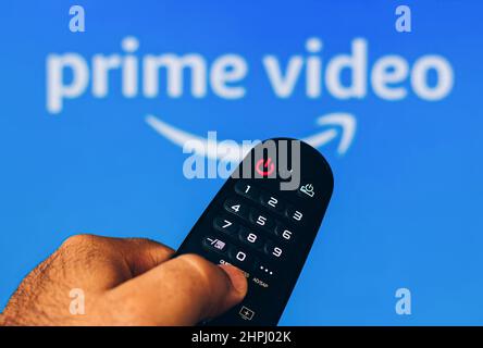 Brasile. 21st Feb 2022. In questa foto è mostrato un primo piano di una mano che tiene un telecomando TV davanti al logo Amazon prime Video. Credit: SOPA Images Limited/Alamy Live News Foto Stock