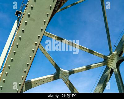 Vista dall'alto dell'arco in acciaio del ponte Yaquina Bay Bridge, Newport, Oregon, USA Foto Stock