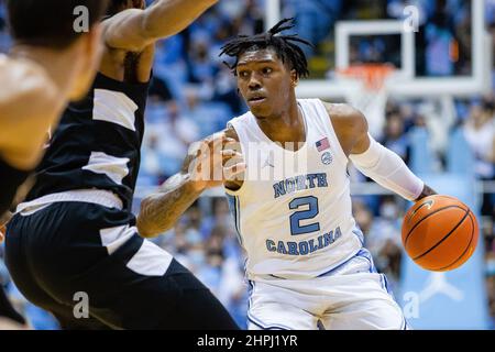 Chapel Hill, North Carolina, Stati Uniti. 21st Feb 2022. North Carolina Tar Heels guardia Caleb Love (2) con la palla durante il primo tempo contro i Louisville Cardinals nella partita di pallacanestro ACC al Dean Smith Center a Chapel Hill, NC. (Scott Kinser/Cal Sport Media). Credit: csm/Alamy Live News Foto Stock