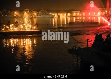 Venezia, Italia, Italia. 19th Feb 2022. Fontane di fuoco viste durante il Carnevale di Venezia nell'Arsenale. Uno spettacolo visionario sull'acqua, Nebula Solaris, è stato messo in scena nell'Arsenale (Arsenale, per il Carnevale di Venezia - Carnevale di Venezia) 2022. Nebulosa Solaris è uno spettacolo di Opera Fiammae e uno spettacolo d'acqua di Viorica, diretto da Anton Bonura, con video design di Antica Proietteria. Gli spettacoli si svolgono fino al 1st marzo. (Credit Image: © Valeria Ferraro/SOPA Images via ZUMA Press Wire) Foto Stock