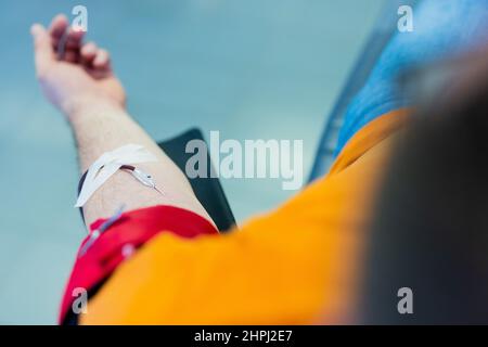 Essen, Germania. 15th Feb 2022. Un uomo dona sangue al centro di donazione del sangue DRK. A Gelsenkirchen, nella Renania settentrionale-Vestfalia, la Croce Rossa tedesca ha tenuto il suo primo evento di donazione di sangue a livello nazionale il 29 febbraio 1952. Credit: Rolf Vennenbernd/dpa/Alamy Live News Foto Stock