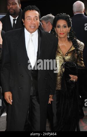 Smokey Robinson e la moglie Frances Glandney arrivano alla serata di apertura di 'Motown: The Musical' al Lunt Fontanne Theatre di New York il 14 aprile 2013. Photo Credit: Henry McGee/MediaPunch Foto Stock