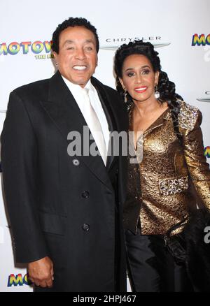 Smokey Robinson e la moglie Frances Glandney arrivano alla serata di apertura di 'Motown: The Musical' al Lunt Fontanne Theatre di New York il 14 aprile 2013. Photo Credit: Henry McGee/MediaPunch Foto Stock